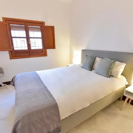 New! Luxury Design With Free Parking Apartment Seville