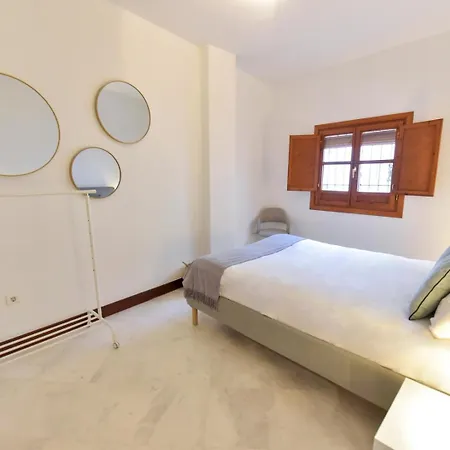 New! Luxury Design With Free Parking *