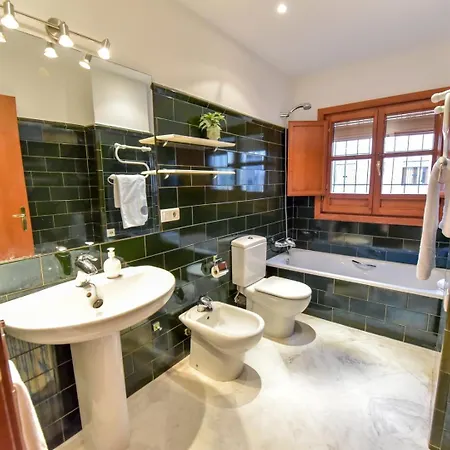 New! Luxury Design With Free Parking *